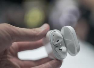 Apple AirPods vezeték nélküli fejhallgató: kellemes, de drága ajándék az Apple termékek ínyenceinek